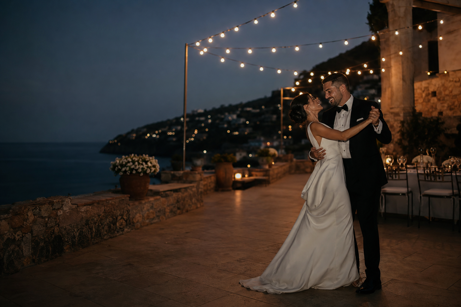 Escena ilustrativa creada con IA: novios bailando junto al mar al anochecer